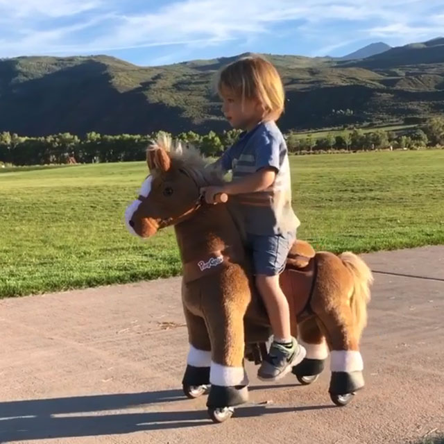 Une cowgirl s'amuse sur son petit poney