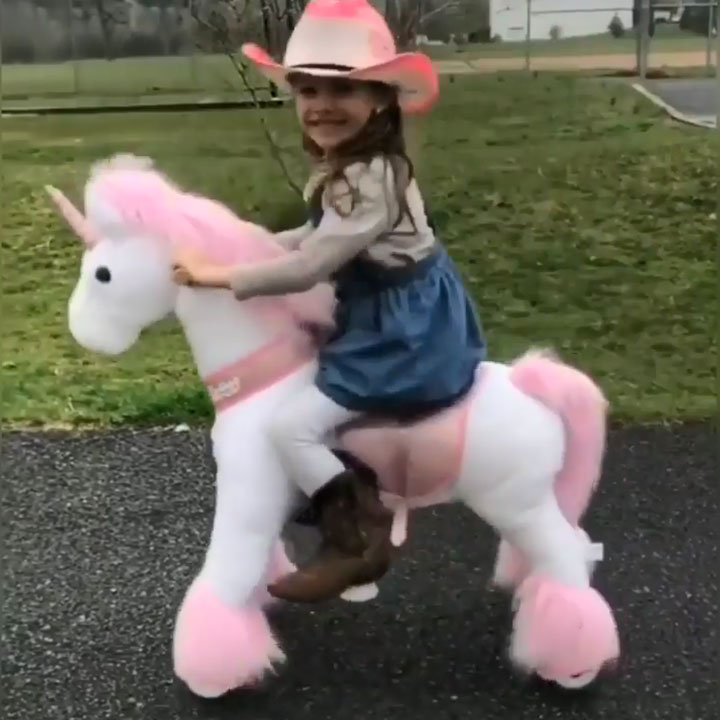 Une Cow girl avec son jouet licorne mobile